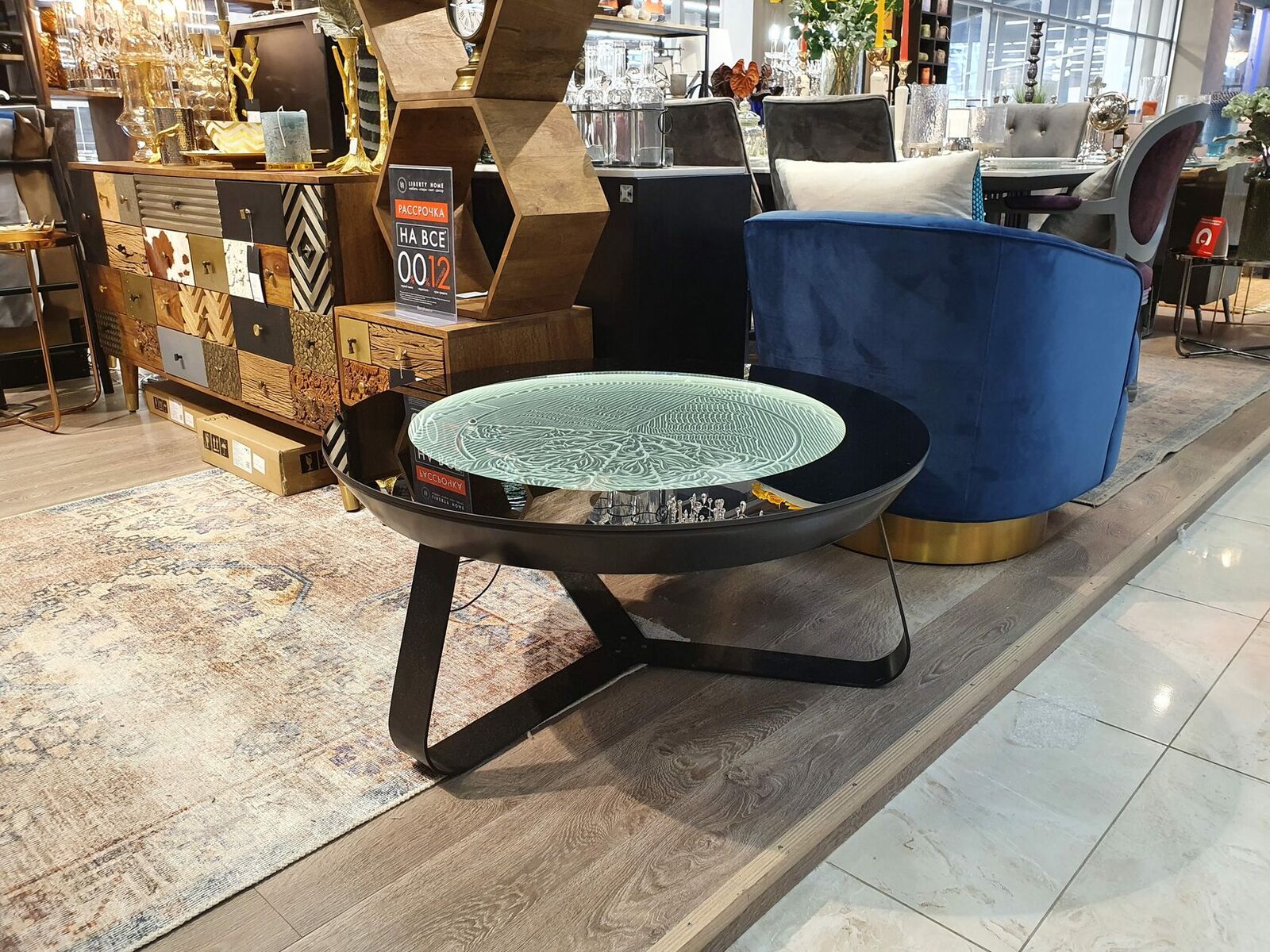 Кинетический стол FMONE в дизайнерском интерьере — дорогой подарок